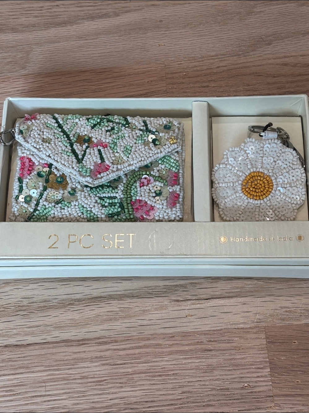 NIB Sol and Mer Beaded Daisy Envelope Clutch and Keychain Set